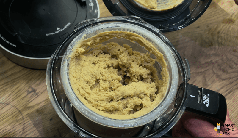 Frisch gemixte Cookie Dough Eiscreme im Behälter der Ninja Creami Deluxe nach dem Re-Spin.